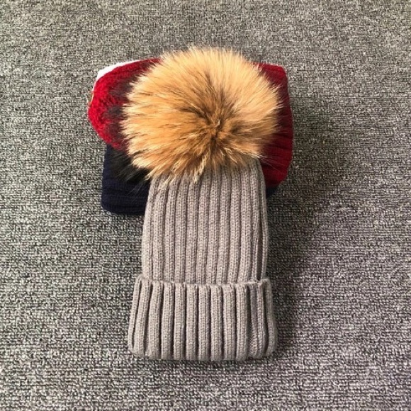 Warm winter beanies with large faux fur pom pom - Picture 5 of 5